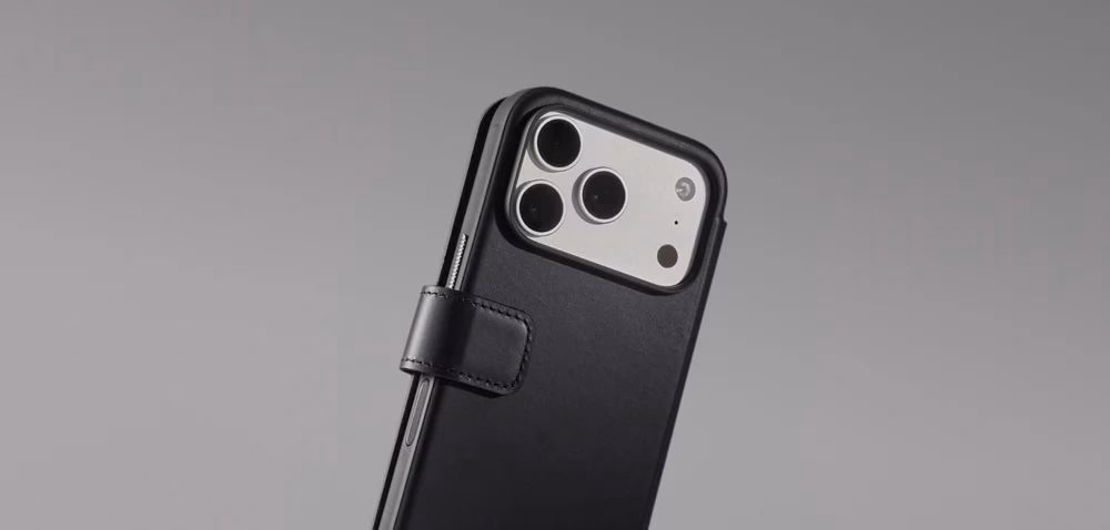 Чохол Nomad Modern Folio Camino (Black) вертикально намальований на сірому фоні