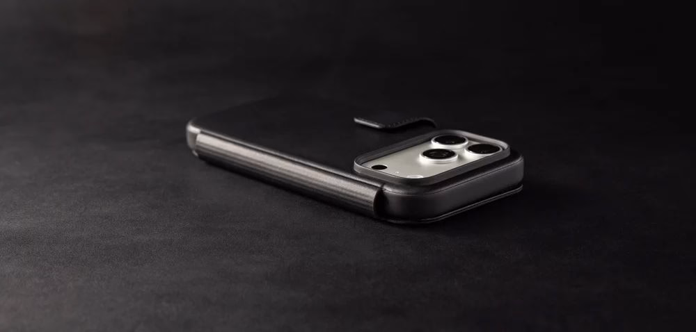 Чохол Nomad Modern Folio Horween Black лежить на темному фоні
