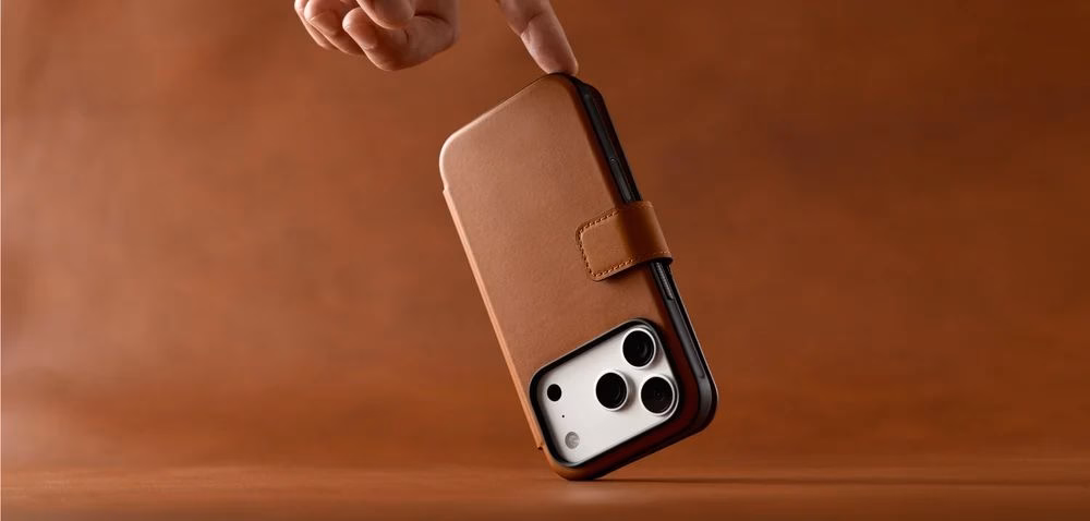 Чохол-гаманець Nomad Modern Folio Horween Saddle у руці