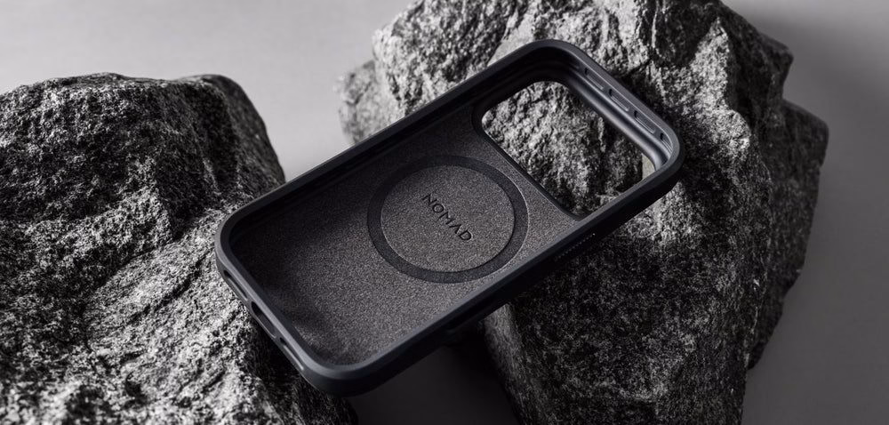 Чохол Nomad Rugged Case Norte лежить на каменях