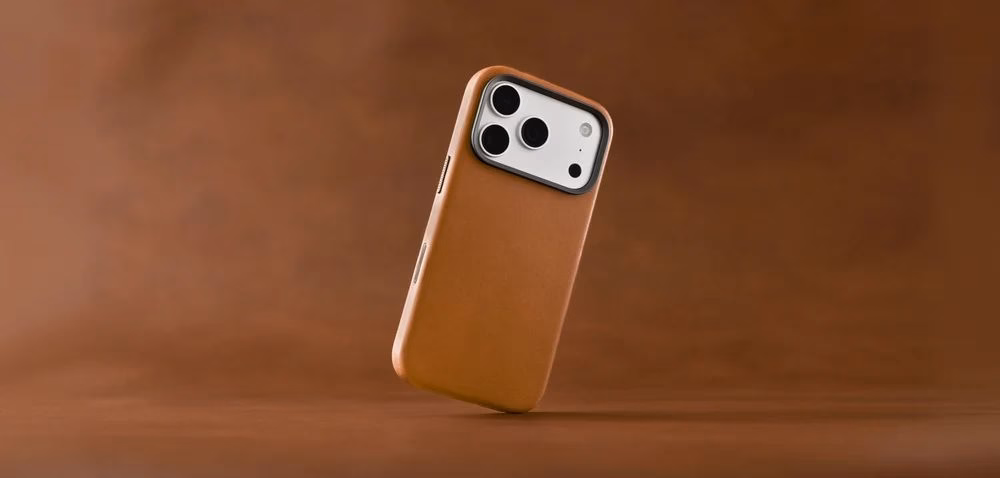 Чохол Nomad Traditional Horween Saddle вертикально на фоні