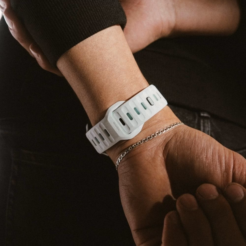 алюминиевая застежка и перфорированная структура ремешка Nomad Sport Band Icy Blue Glow, водоотталкивающий материал для активного спорта