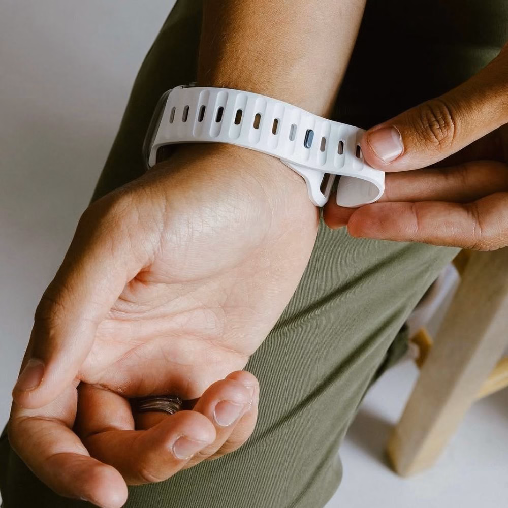 Макро фото внутренней стороны белого силиконового ремешка для Apple Watch, система регулировки размера, качественный гипоаллергенный материал