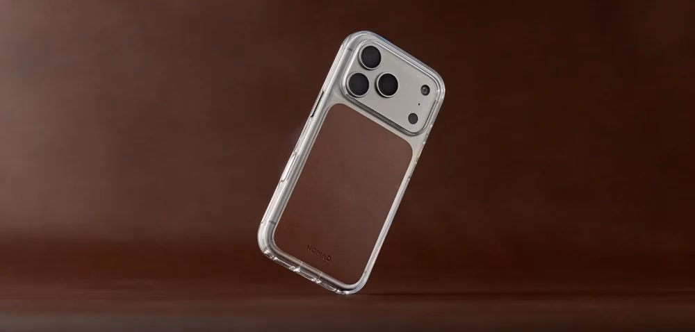 Чохол Nomad Clear Horween Rustic Brown на iPhone 18 Pro Max на коричневому фоні
