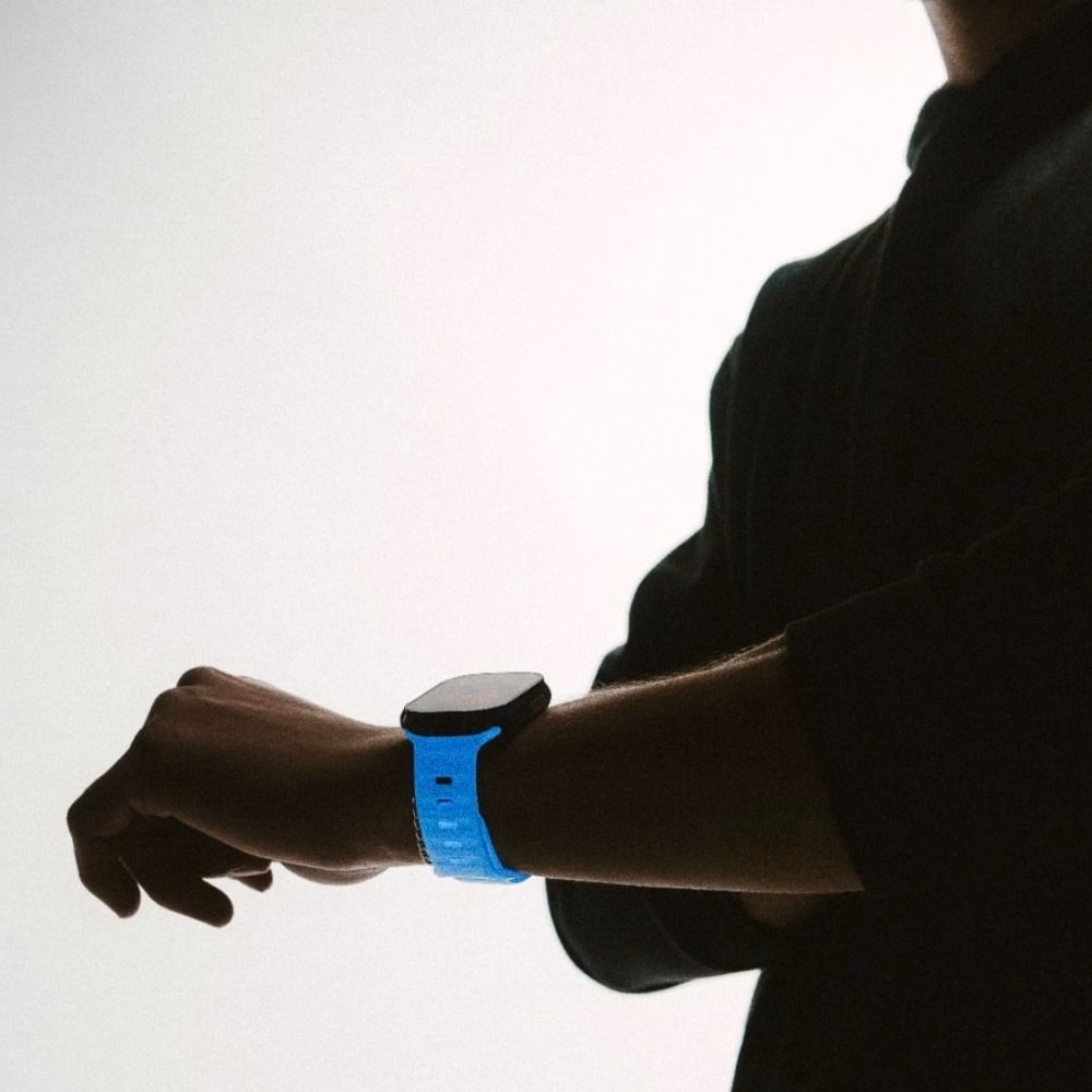 Эффект свечения в темноте ремешка Nomad Sport Band Icy Blue Glow, фосфоресцентный материал для Apple Watch 46mm/49mm, идеально для ночных тренировок