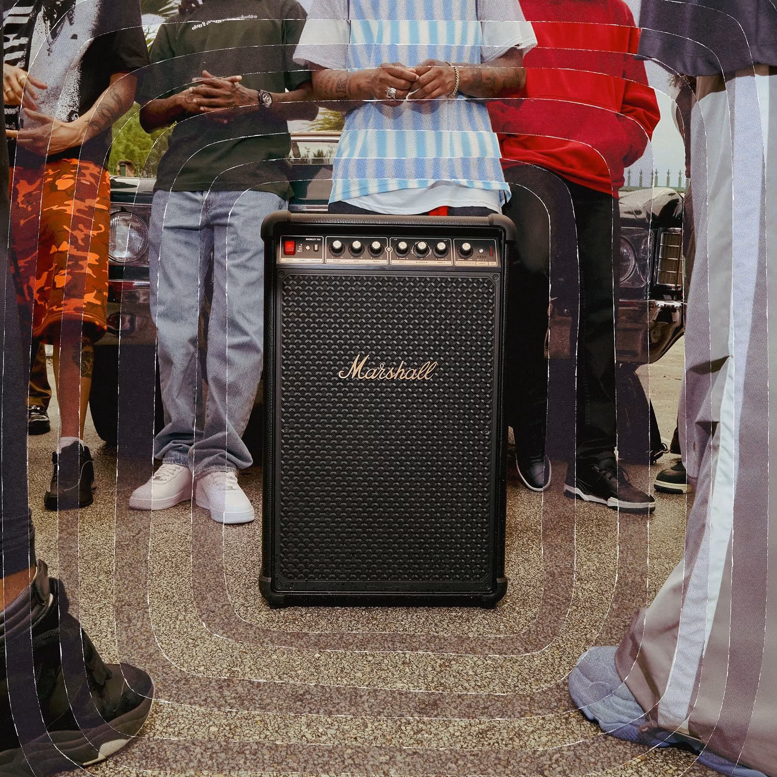 Акустична система Marshall Bromley 750 Black and Brass під час заходу просто неба
