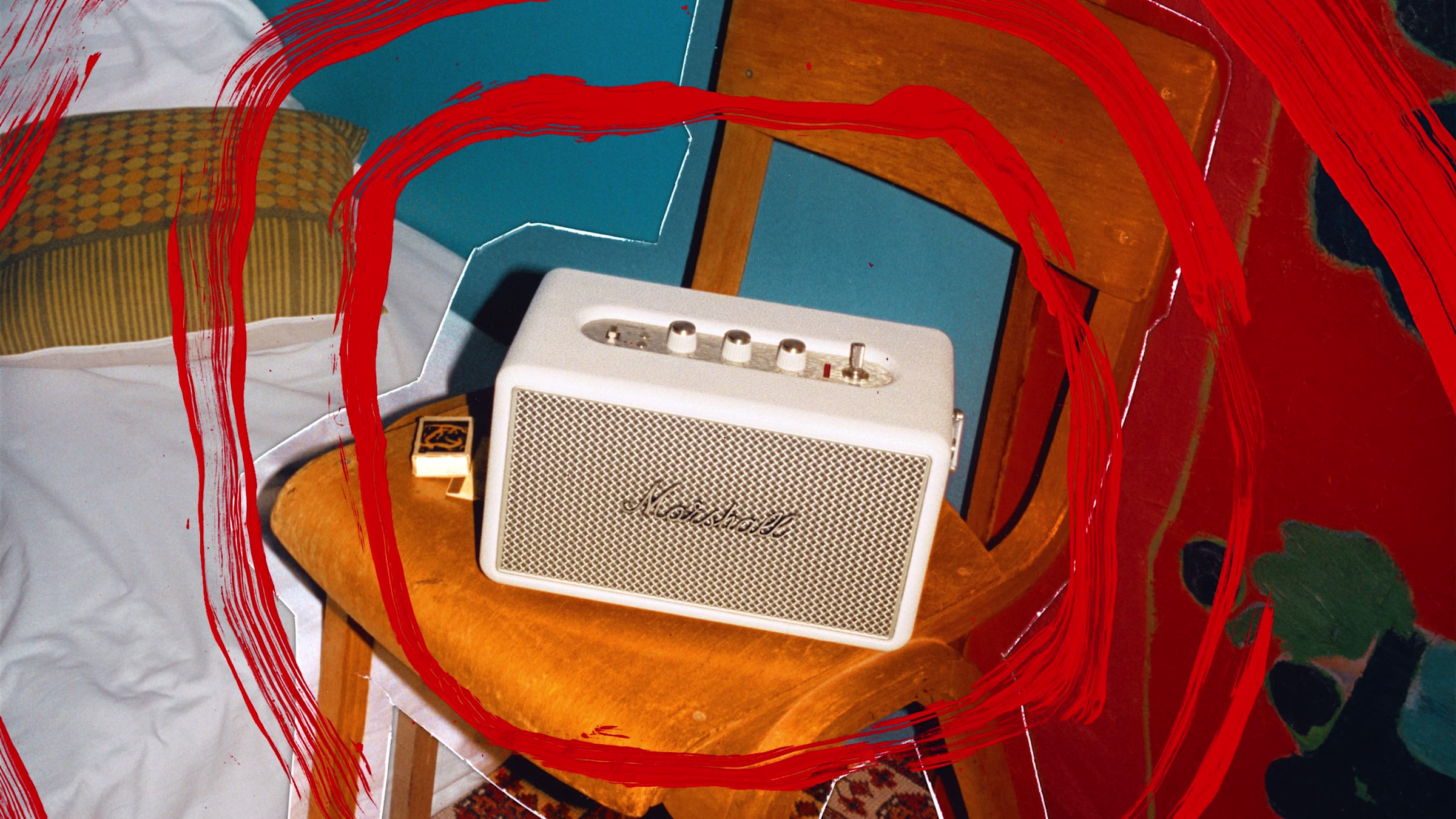 Горизонтальная фотография: портативная колонка Marshall Kilburn III Cream стоит на стуле