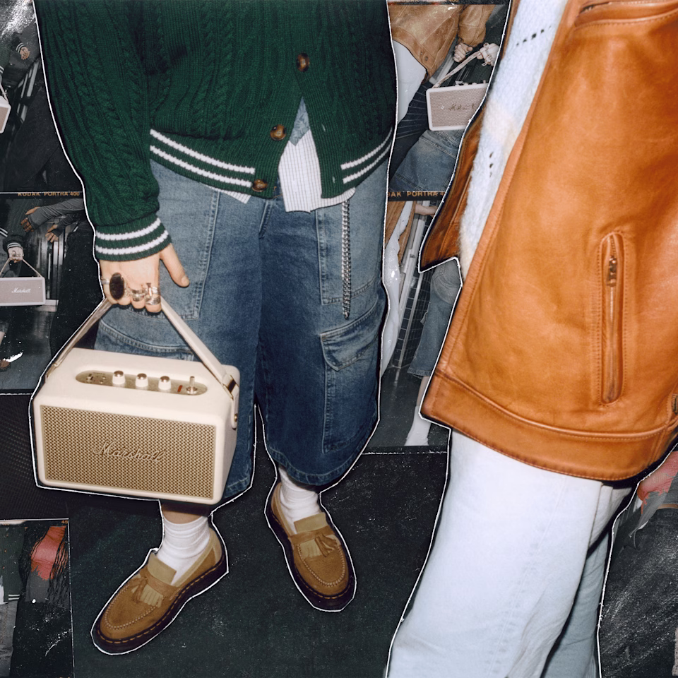 Квадратная фотография: мужчина держит в руке колонку Marshall Kilburn III Cream