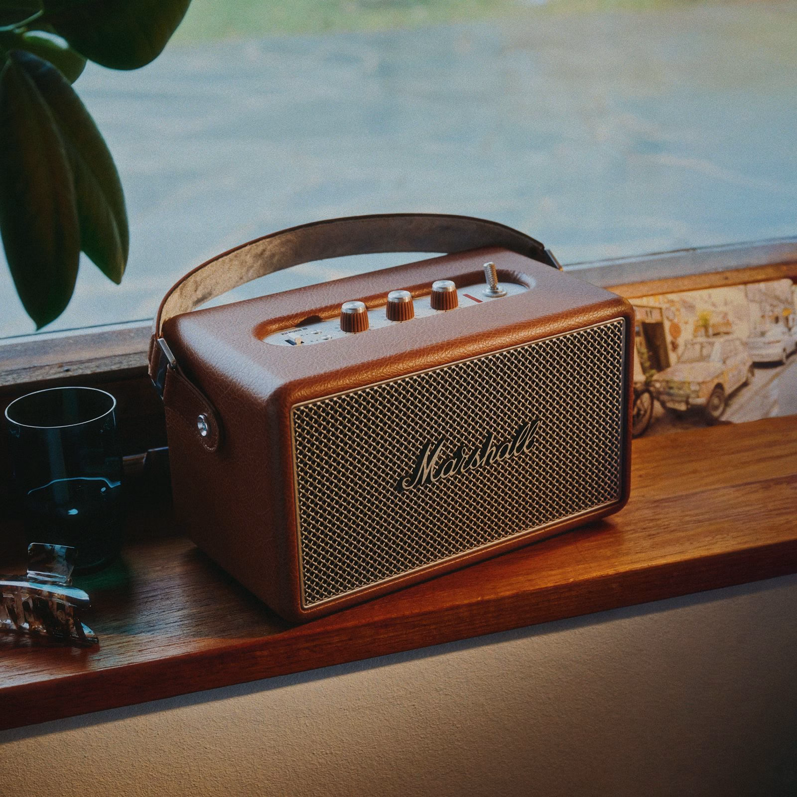 Портативна колонка Marshall Kilburn III Brown: фірмова решітка з золотим логотипом та коричневий вініловий корпус.