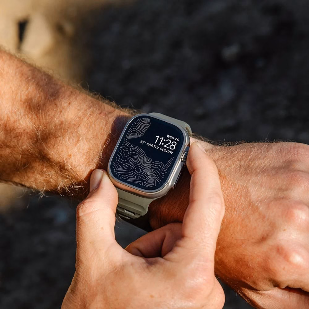 Apple Watch Ultra з ремінцем Nomad Sport Band Ash Green, деталізація перфорації для вентиляції.