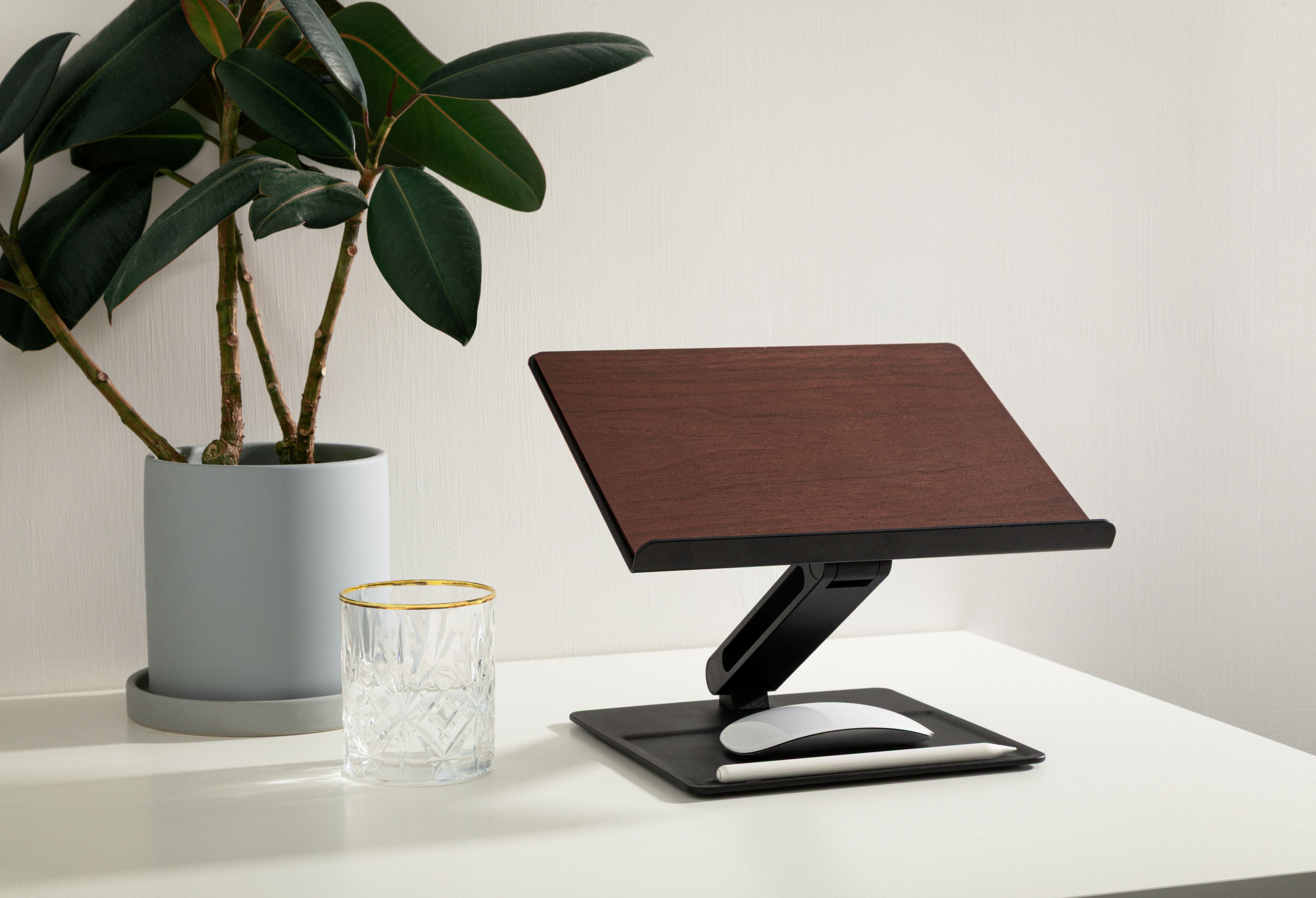 Підставка Native Union Desk Wood Black на робочому столі