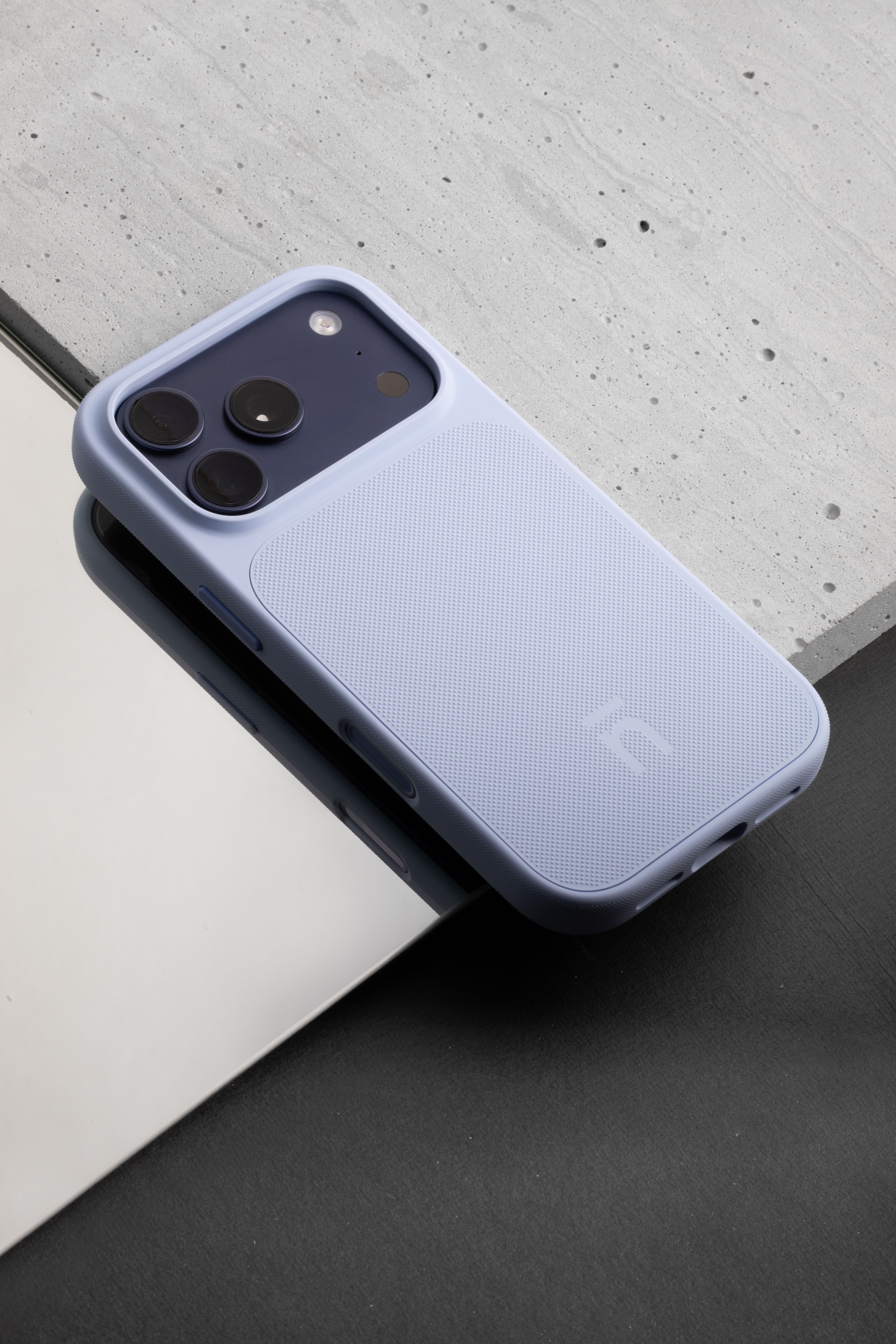 Синій чохол Native Union Neo для iPhone 18 Pro Max на столі