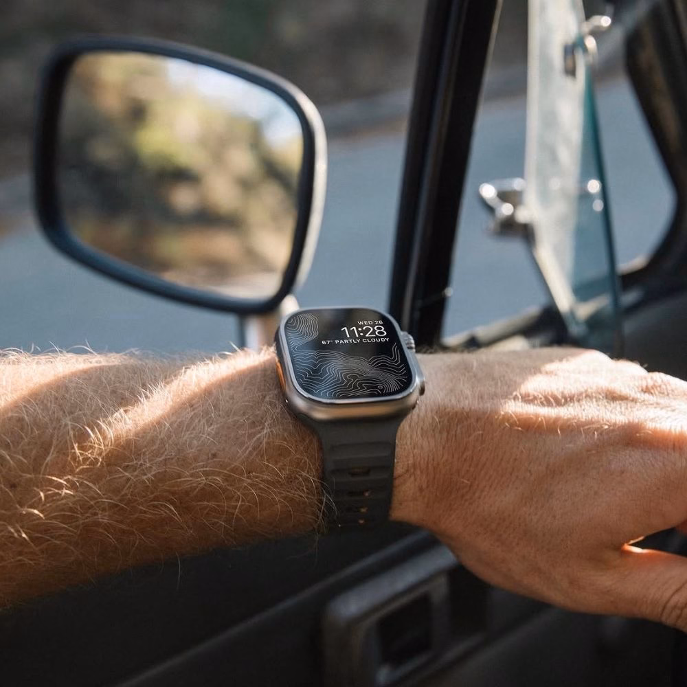 Ремінець Nomad Sport Band Ash Green для Apple Watch Ultra на руці водія, стильний вигляд у салоні авто