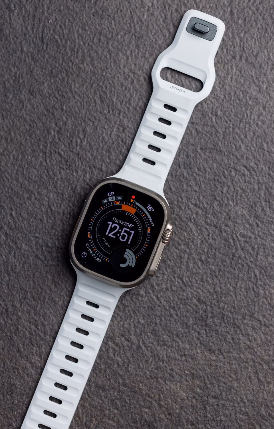 Вид ремешка Nomad Sport Band Icy Blue Glow изнутри, титановая кнопка застежки и маркировка совместимости с Apple Watch 45mm/49mm
