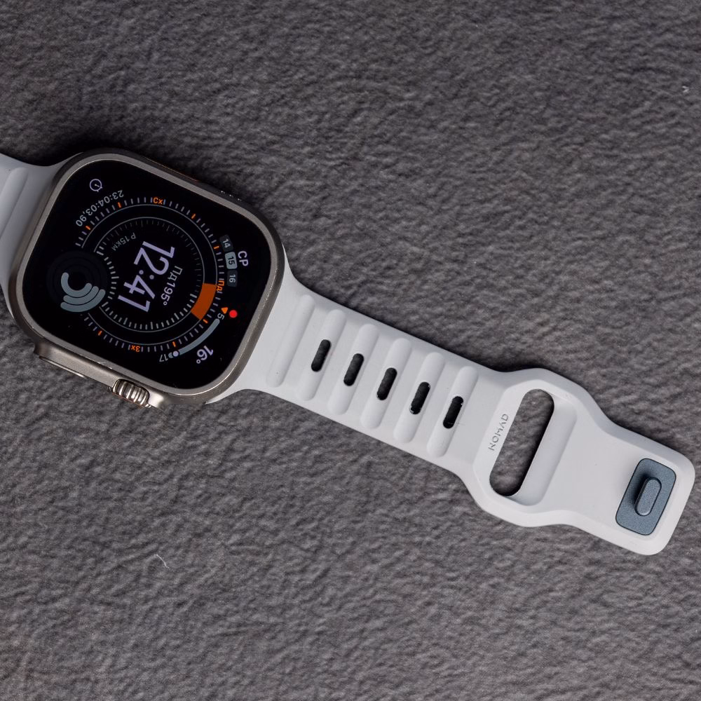 внутрішня сторона ремінця Nomad Sport Band Lunar Gray з вентиляційними каналами та алюмінієвою застібкою