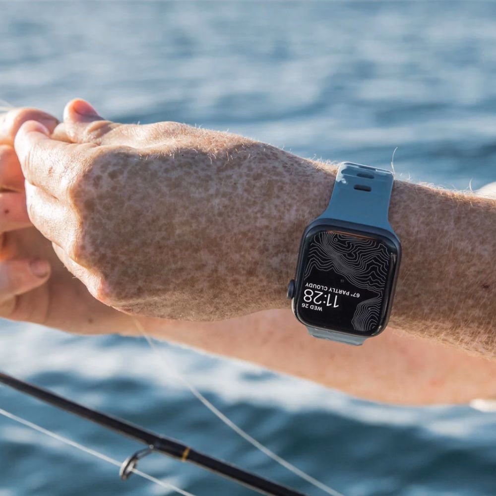 Ремінець Nomad Sport Band Marine Blue з міцного матеріалу FKM на зап'ясті
