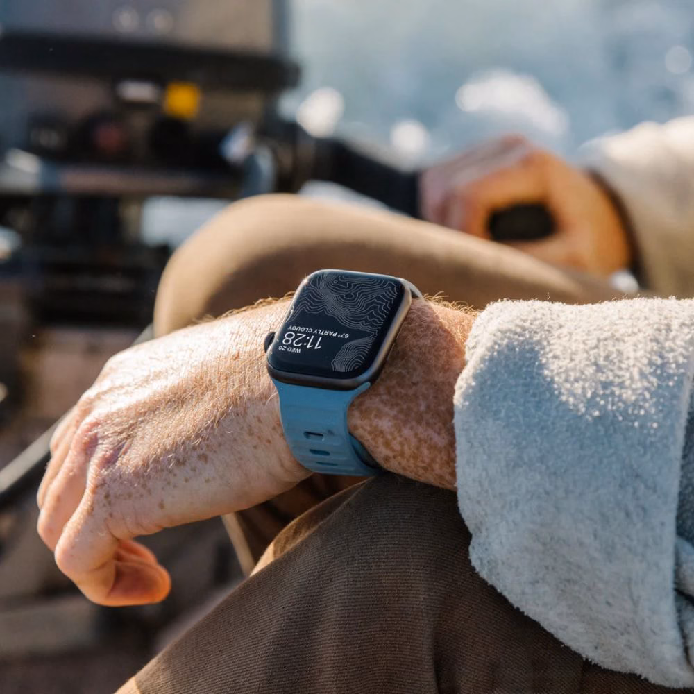 синій спортивний ремінець Nomad Sport Band Marine Blue на борту моторного човна.