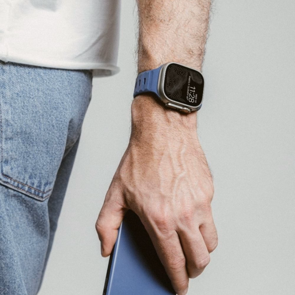 Чоловіче зап'ястя з Apple Watch Ultra на темно-синьому ремінці Nomad Sport Band, матеріал фтореластомір, стильний аксесуар у кольорі Naval Blue