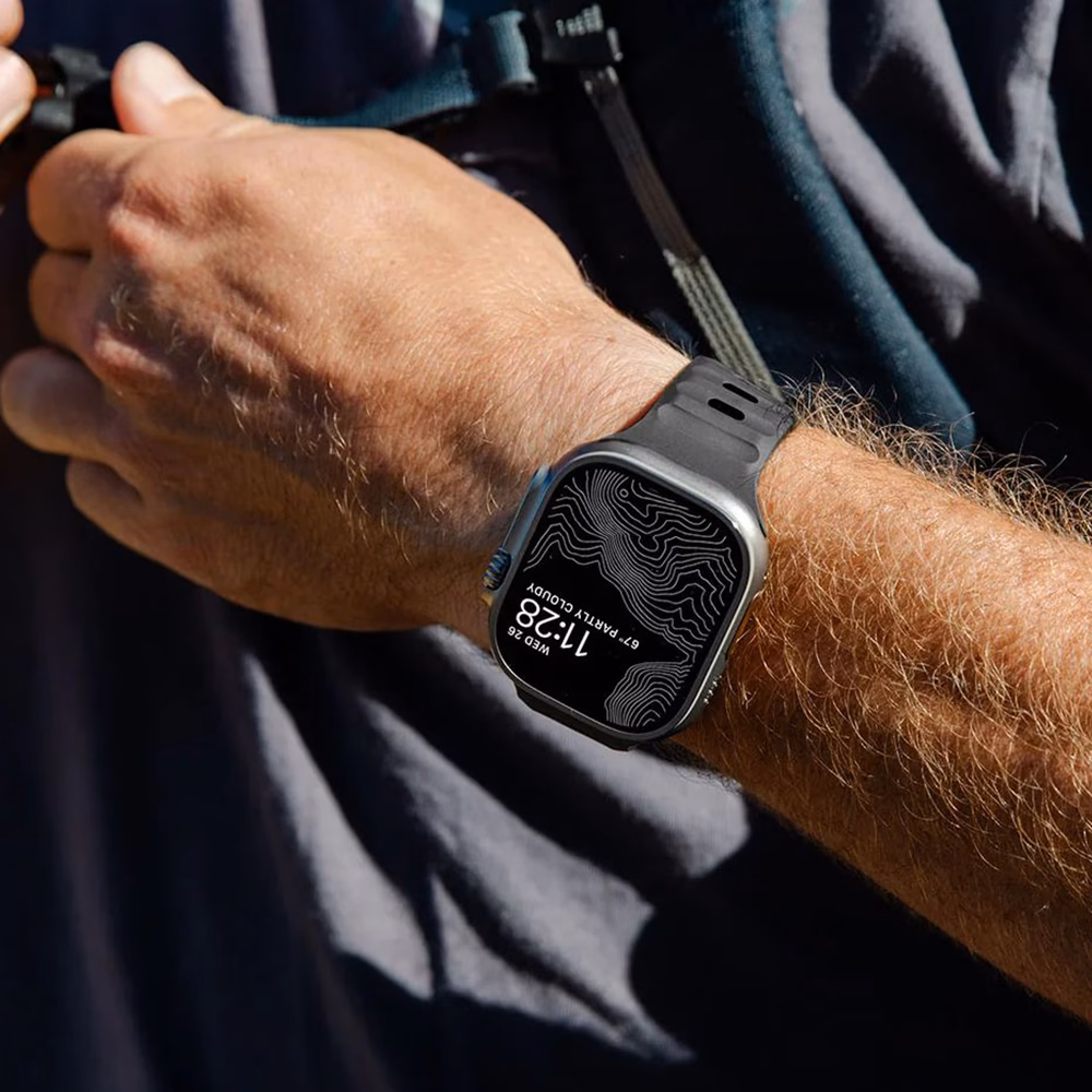 Спортивный ремешок Nomad Sport Band Black на Apple Watch Ultra: надежная фиксация на запястье во время активного дня.
