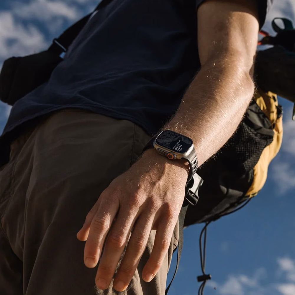 Ремешок Nomad Sport Band Black на руке туриста: прочность и комфорт FKM-фторэластомера для экстремальных условий.