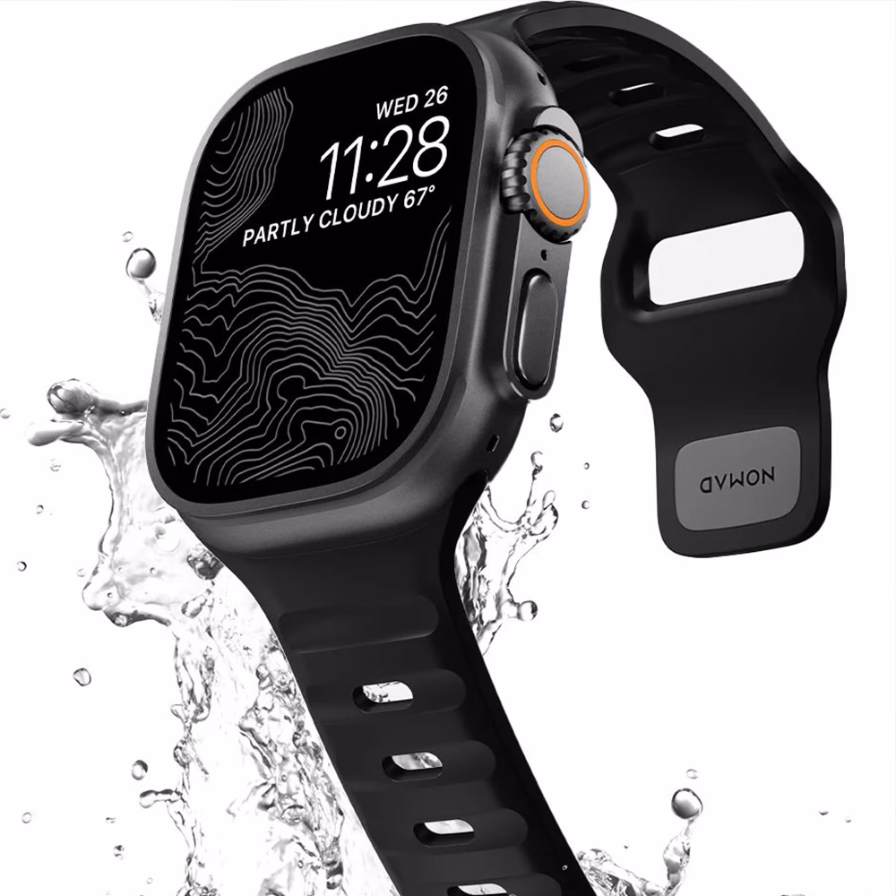 Водостойкий ремешок Nomad Sport Band Black для Apple Watch 41/42 мм в брызгах воды: идеально для плавания и спорта.
