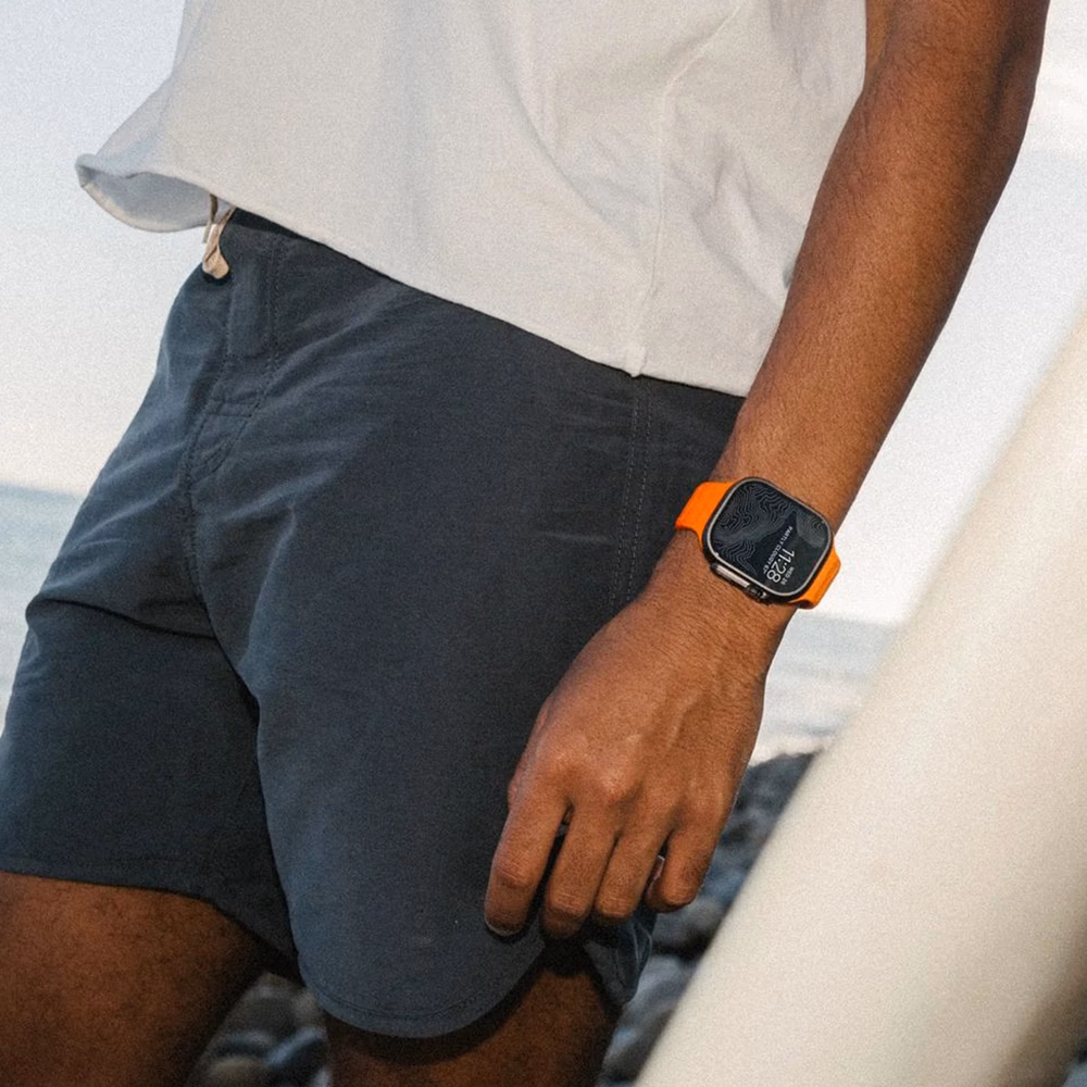Стильний літній образ із Apple Watch та помаранчевим ремінцем Nomad Sport Band Ultra Orange для 41/42 мм.