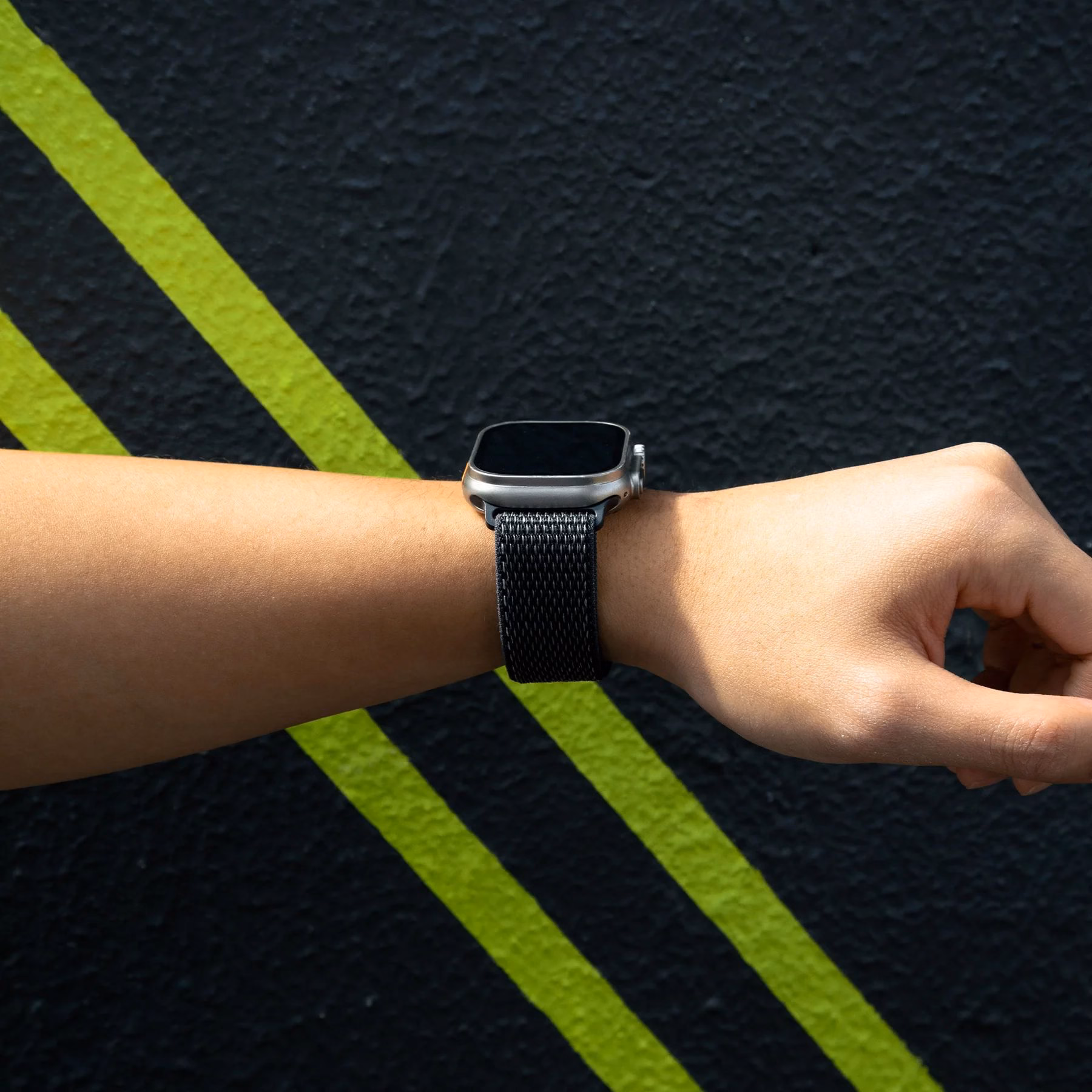 Ремінець Native Union Active Sport Loop на чоловічій руці