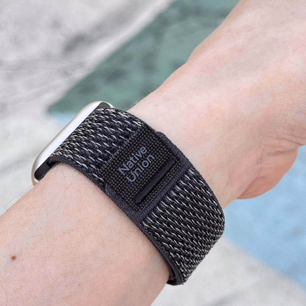 Ремінець Native Union Active Sport Loop на жіночій руці