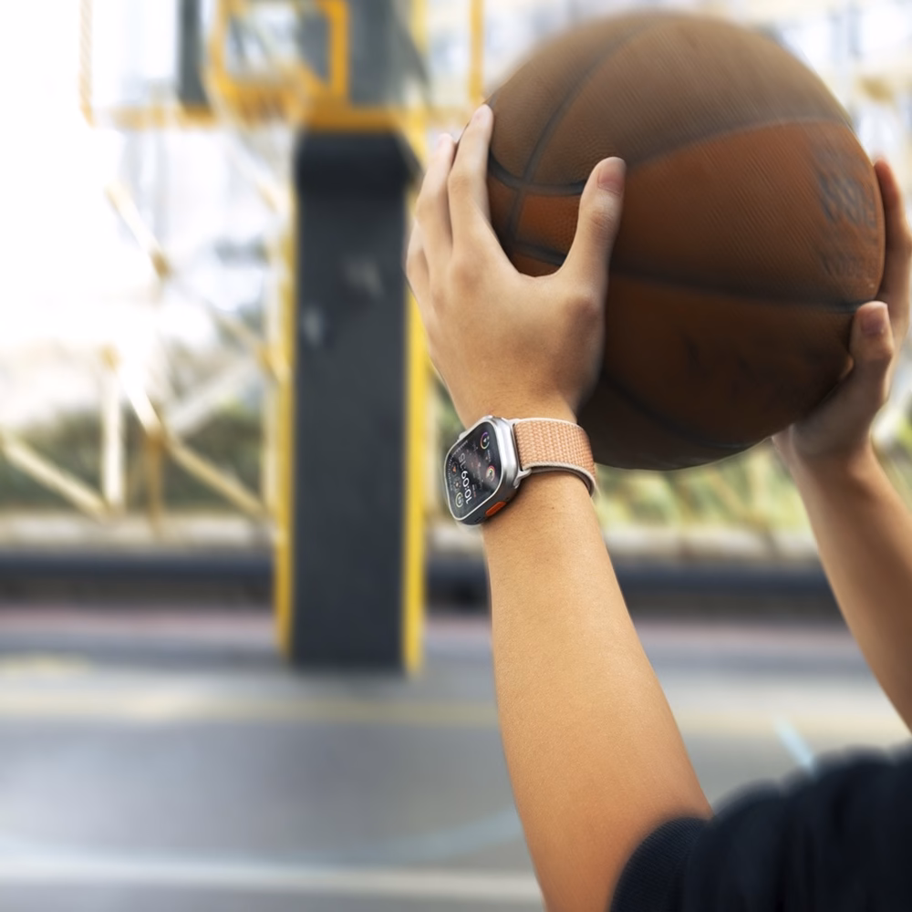 Чоловік під час тренування з ремінцем Native Union Active Sport Loop Sandstone