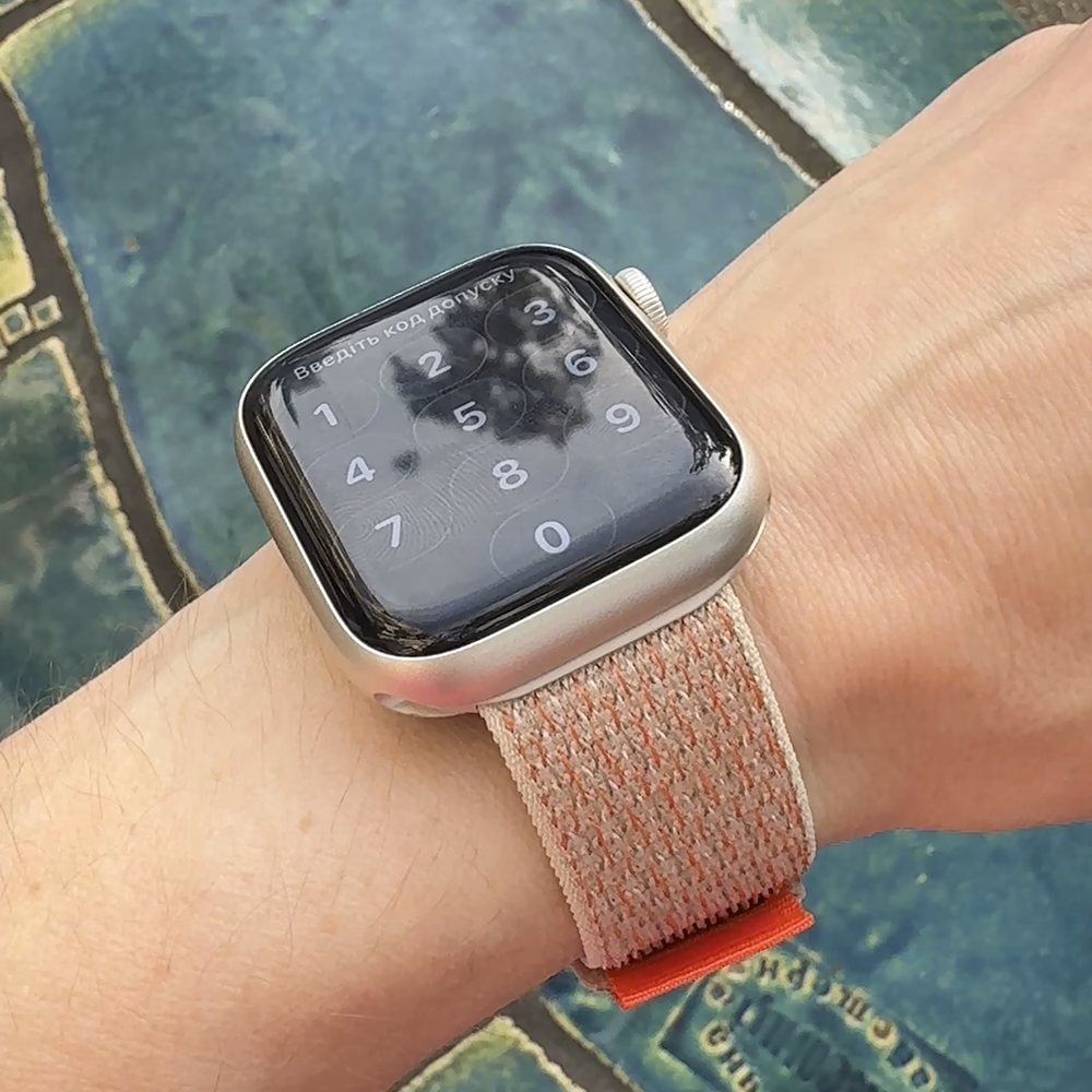 Ремінець Native Union Active Sport Loop Sandstone на жіночій руці