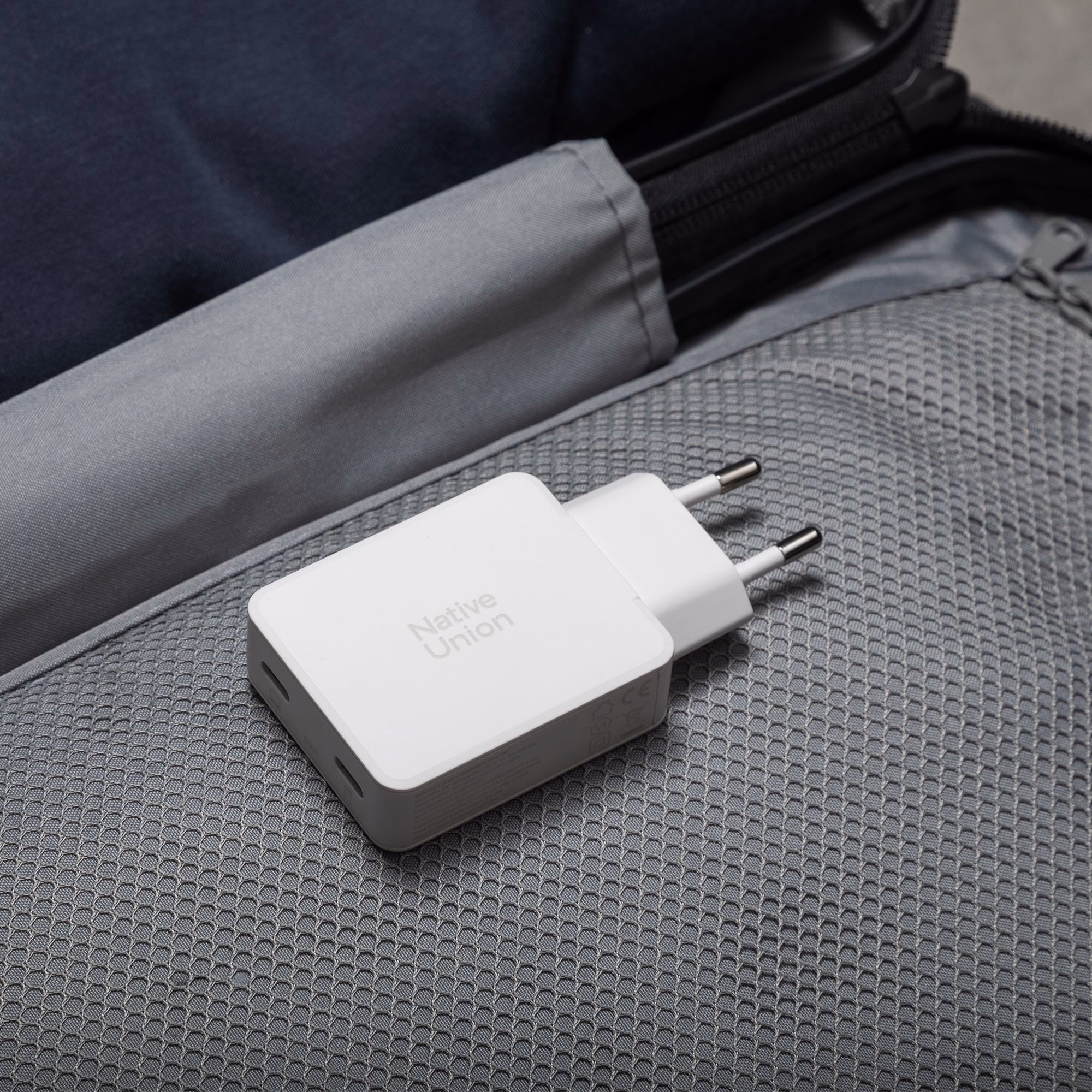 Native Union 65W White в сумці-органайзері