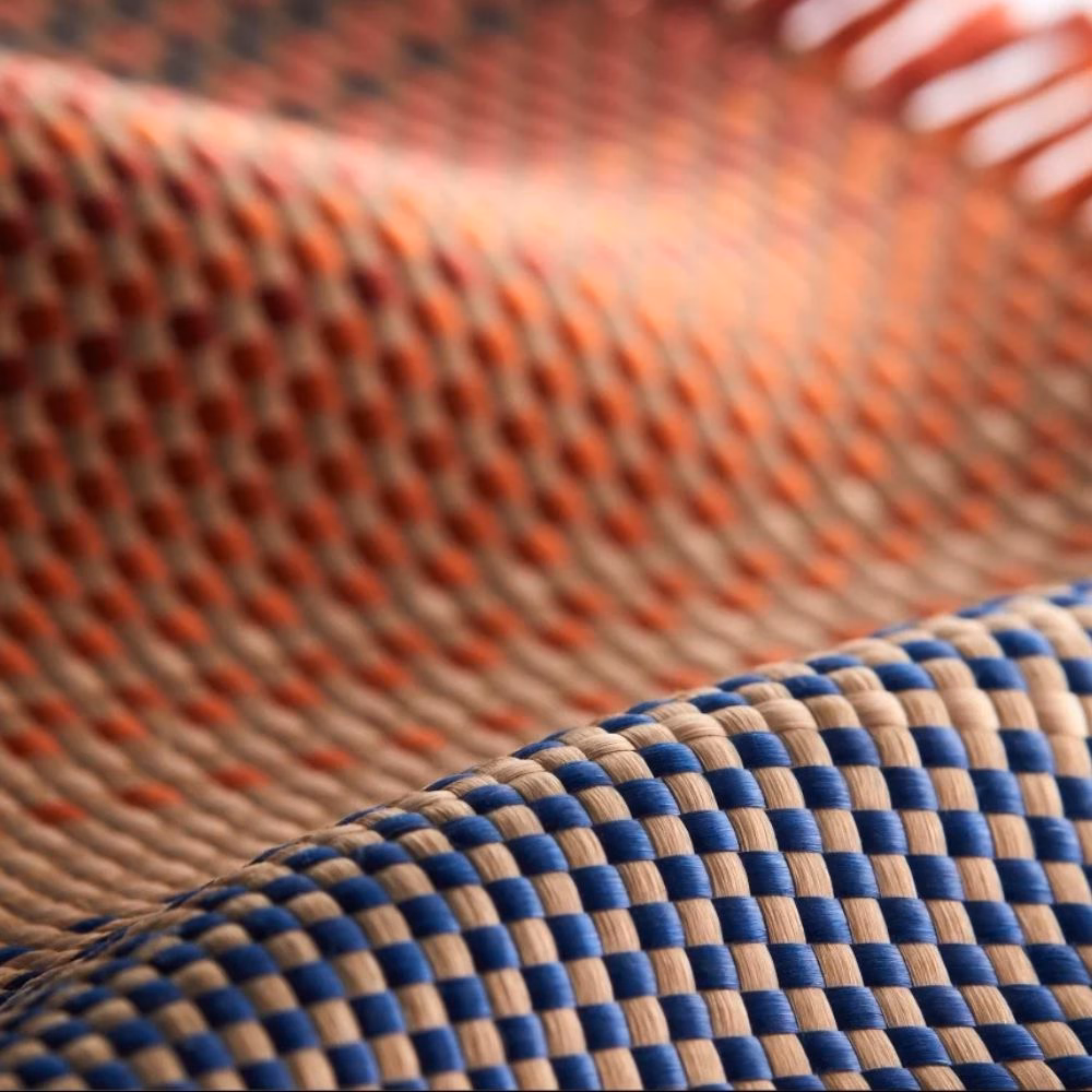Макрофотографія фірмового кольорового плетіння Fusion Weaving з ультраміцного арамідного волокна повербанка Pitaka Aramid Fiber Qi2 10000mAh Sunset