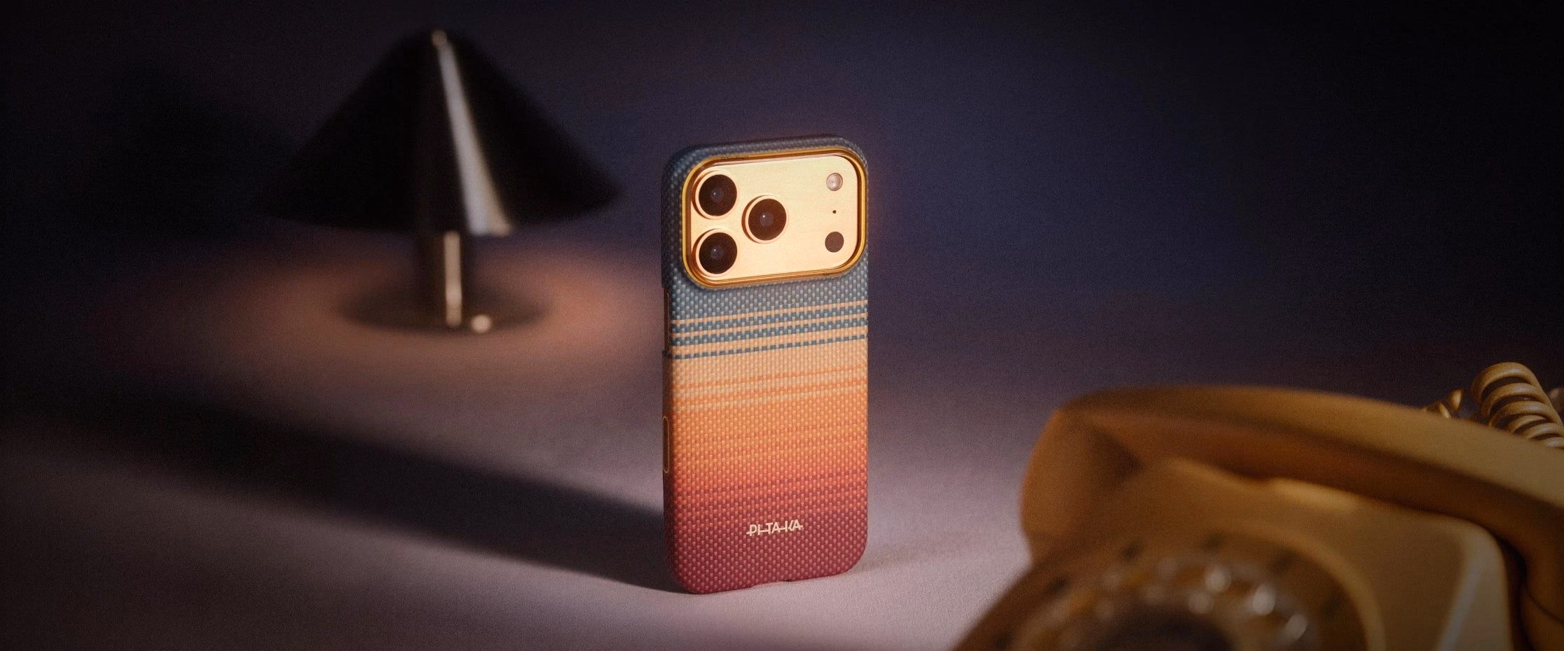 Чехол Pitaka California Dream-01 на iPhone 17 Pro лежит на столе