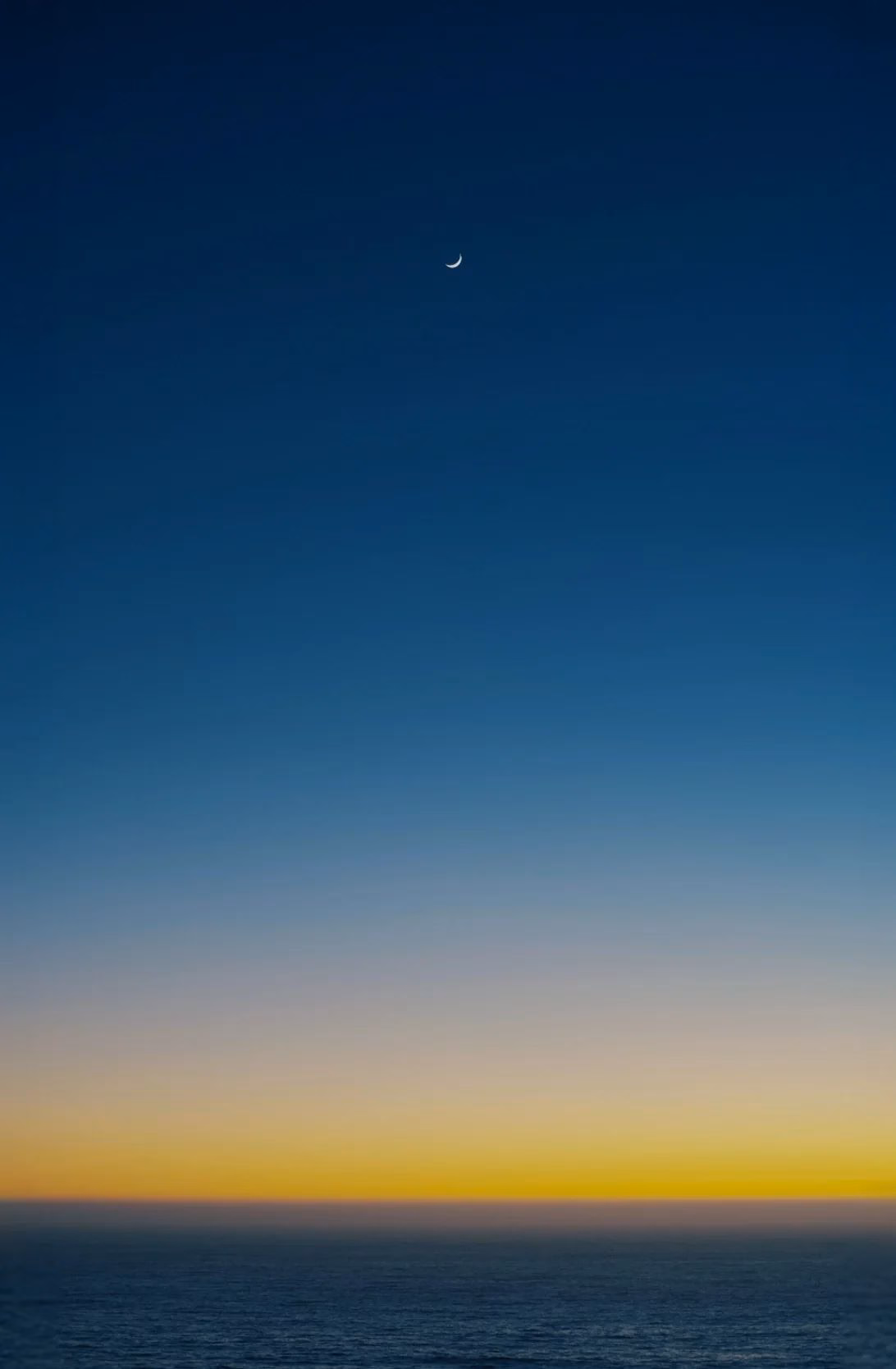 Ночной закат над морем - концепция Pitaka Moonrise
