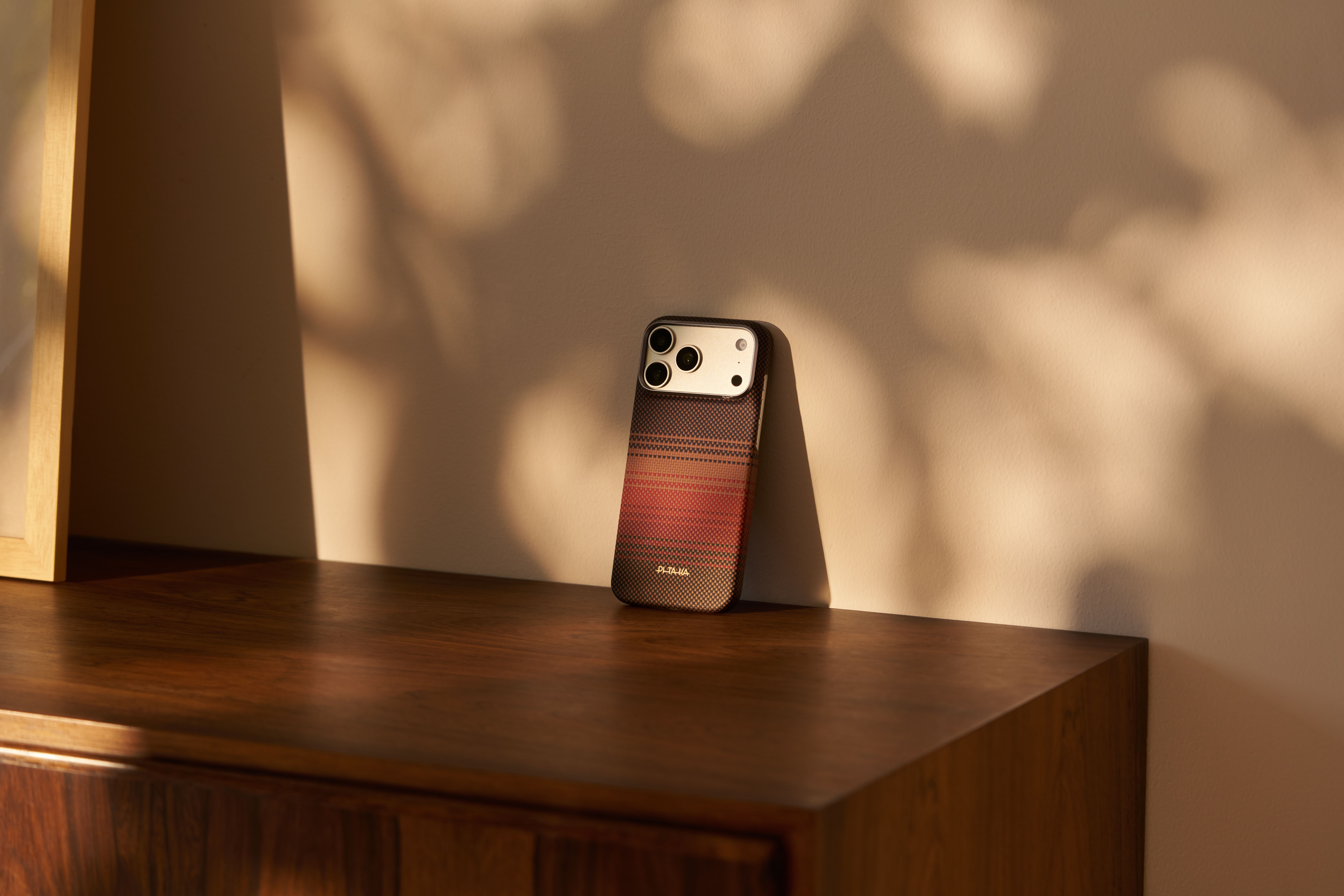 Чохол Pitaka Edge Sunset на столі