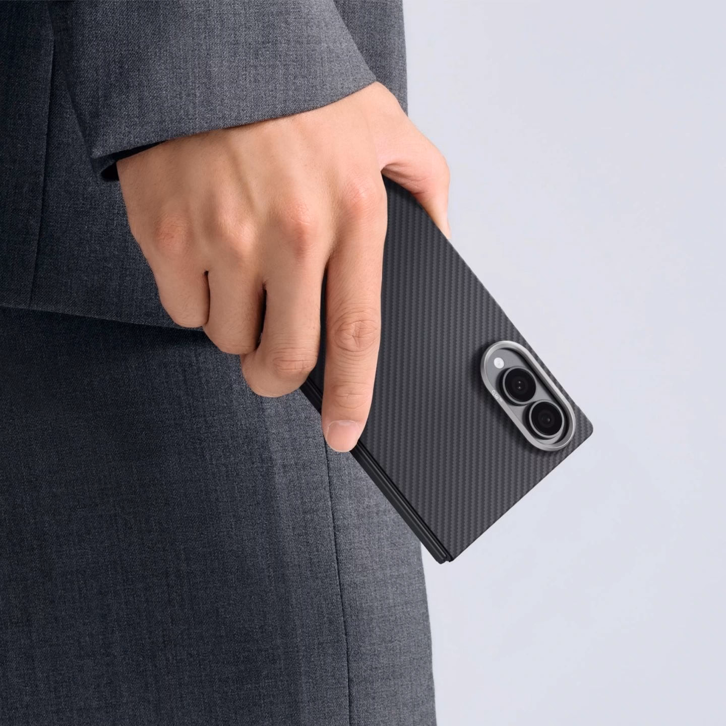Чоловік тримає Samsung Galaxy Z Fold 8 у чохлі Pitaka Twill Black/Grey