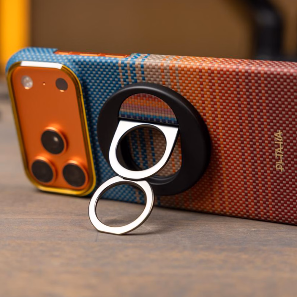Смартфон в чехле Pitaka с магнитным кольцом MagEZ Grip 3 California Dream