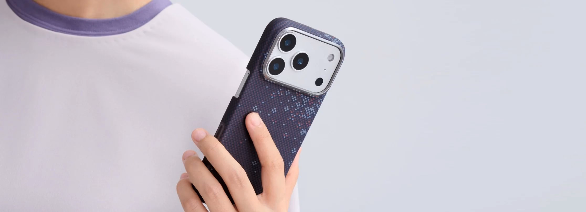 Лімітований чохол Pitaka Sakura Hours Twilight Violet для iPhone 17 Pro в руці