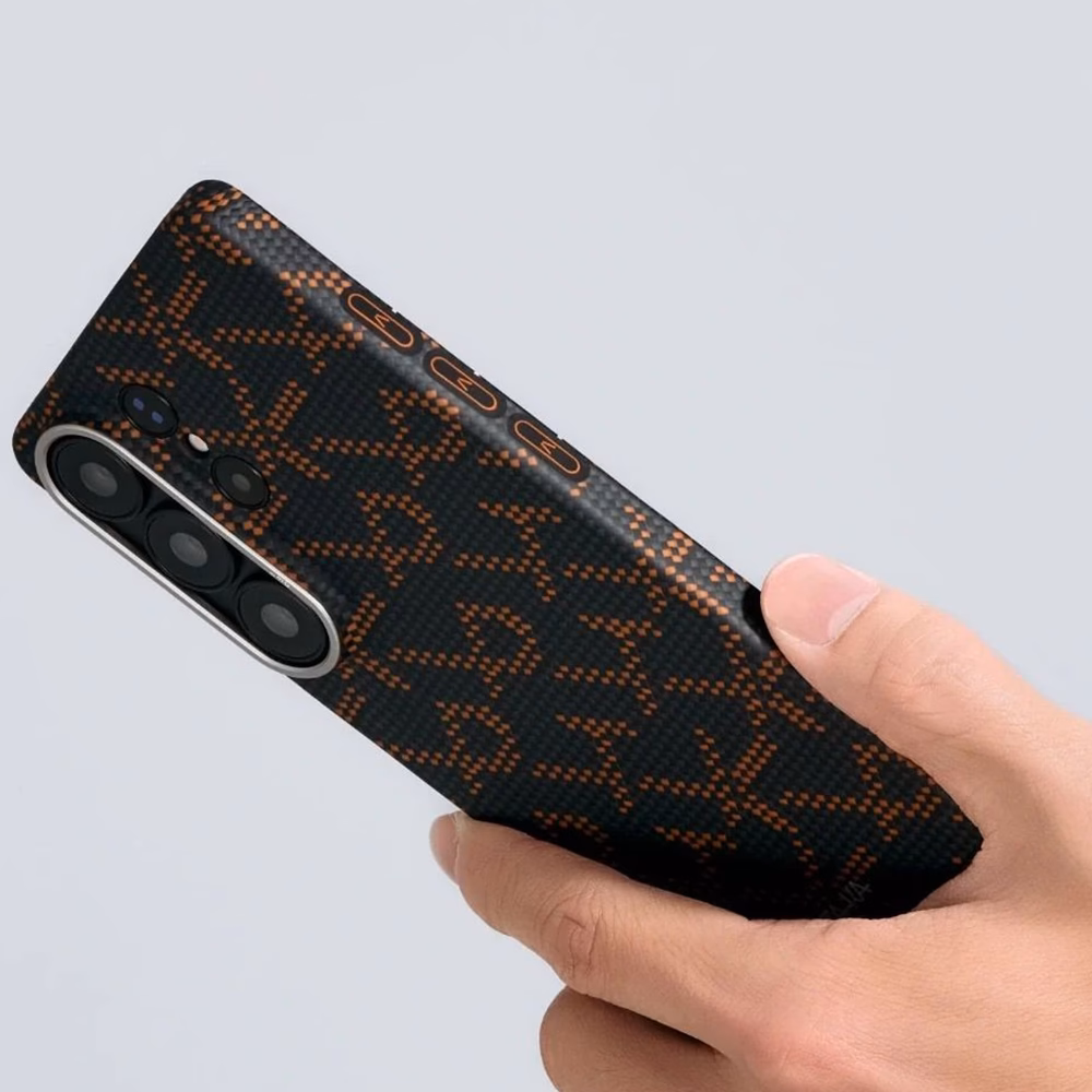 Чохол Pitaka Samsung S26 Ultra в руці