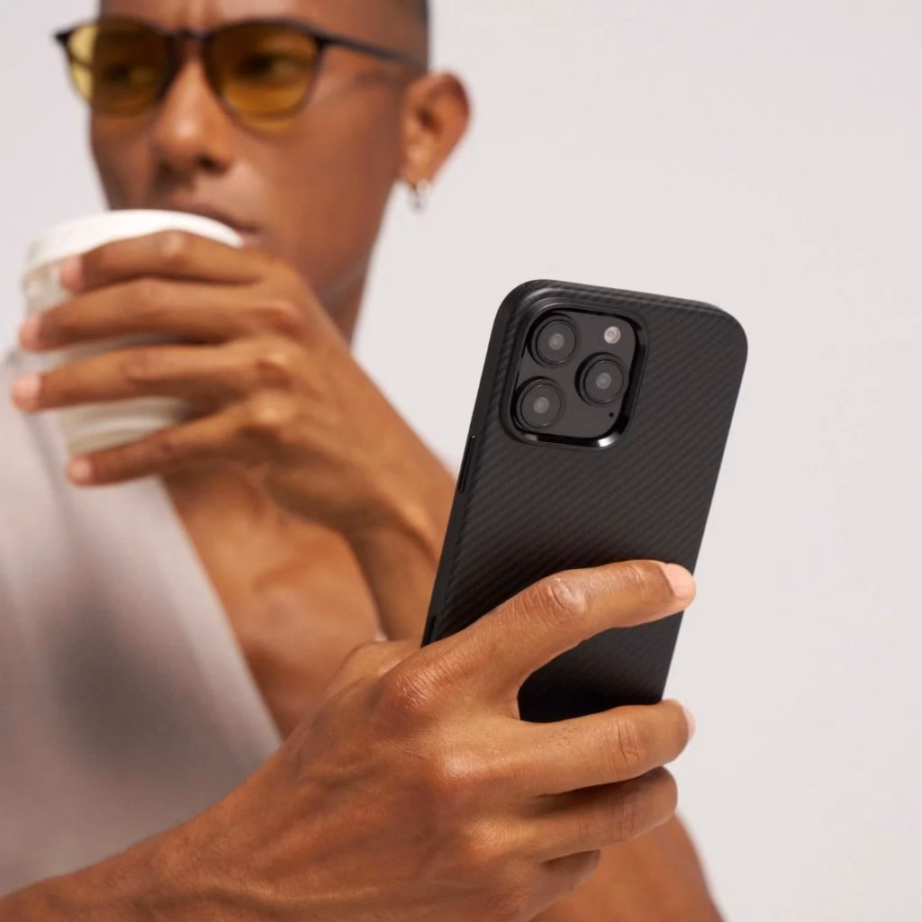 Чоловік тримає iPhone 16 Pro у чохлі Pitaka Summa