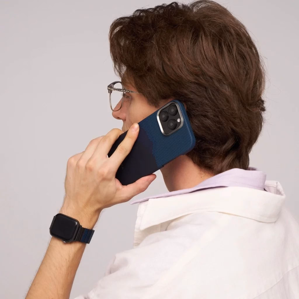 Чоловік розмовляє по iPhone 16 Plus в чохлі Pitaka