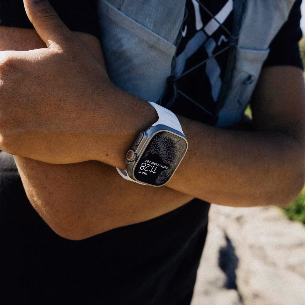 Apple Watch Ultra на белом ремешке, износостойкий материал для тренировок и аутдор активностей