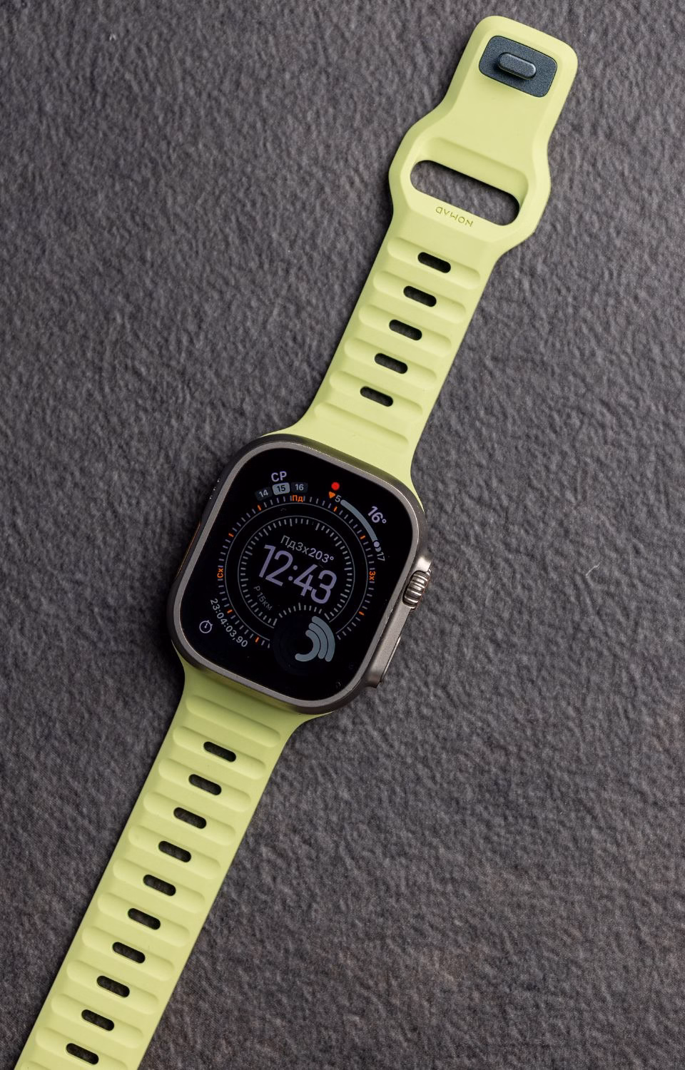 Світлий спортивний ремінець Nomad Sport Band Glow 2.0 для Apple Watch Ultra 2, матеріал FKM фтореластомір, колір слонової кістки при звичайному освітленні