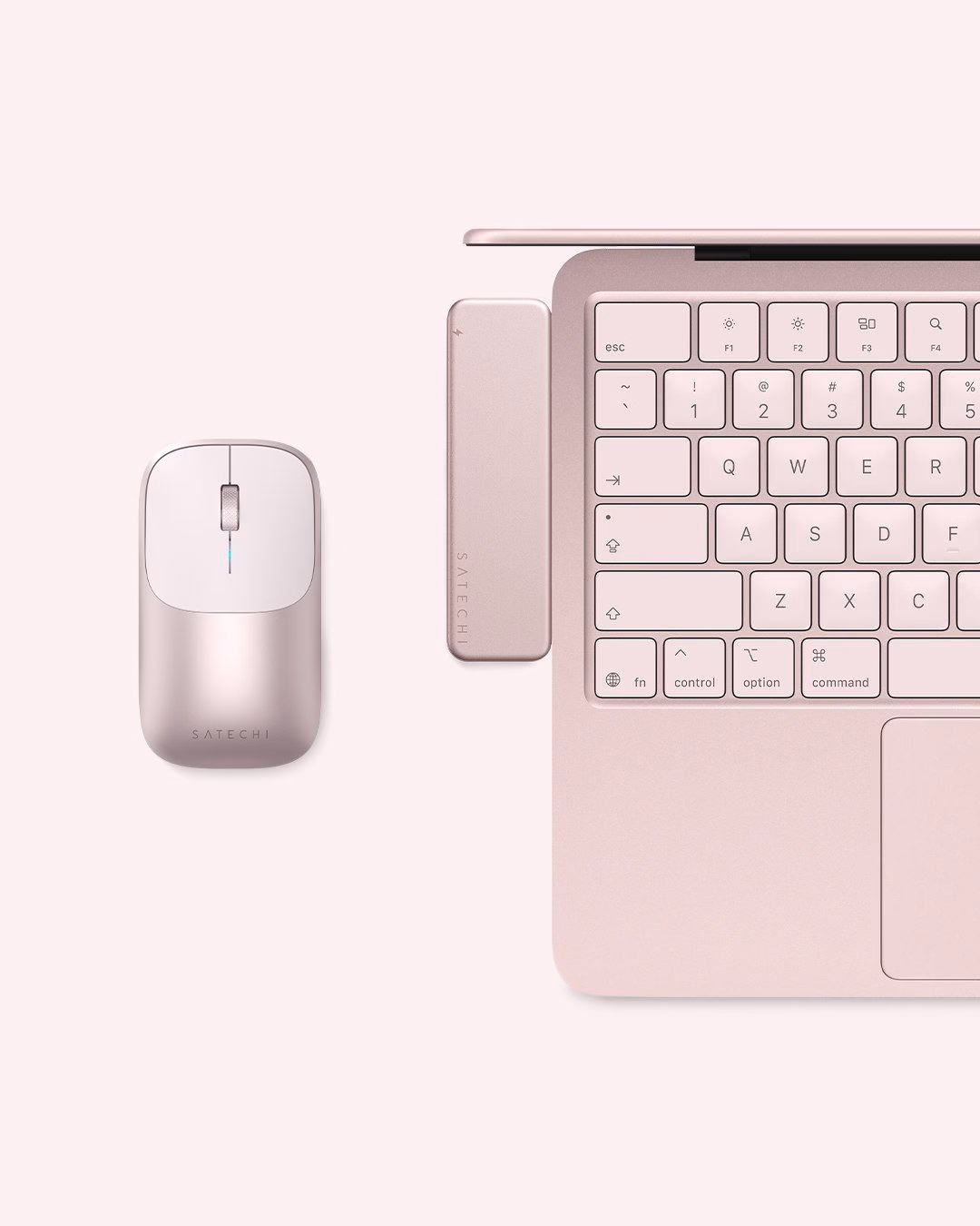 Робочий стіл з рожевим MacBook, мишкою Satechi Slim EX Blush та хабом