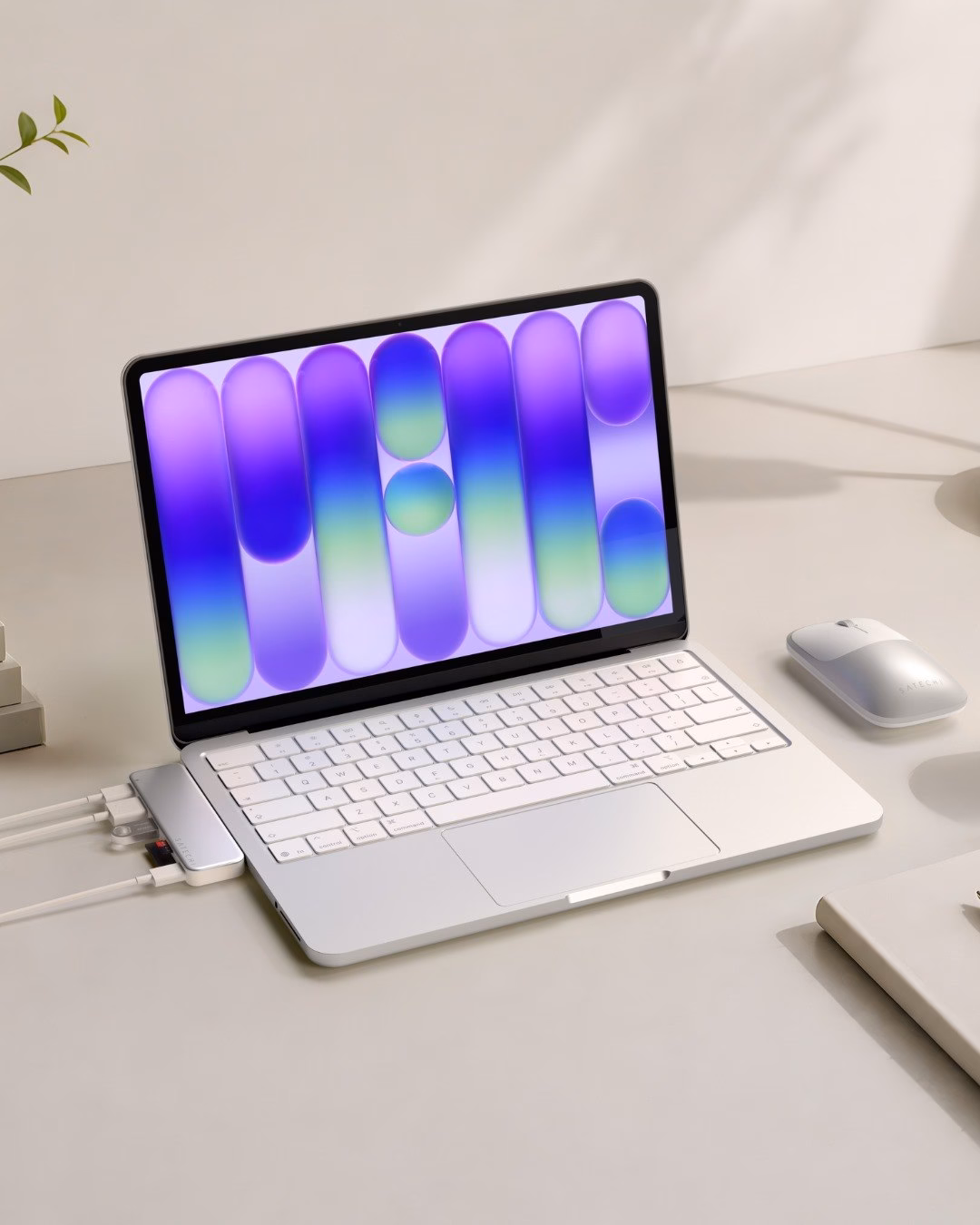 Анімація: Сріблястий сетап Satechi Snap Hub Silver з мишкою та адаптером