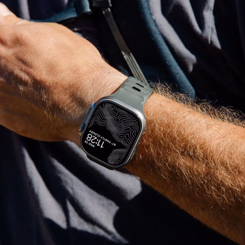 Спортивний ремінець Nomad Sport Band Ash Green для Apple Watch 45mm/46mm/49mm на зап'ясті під час прогулянки