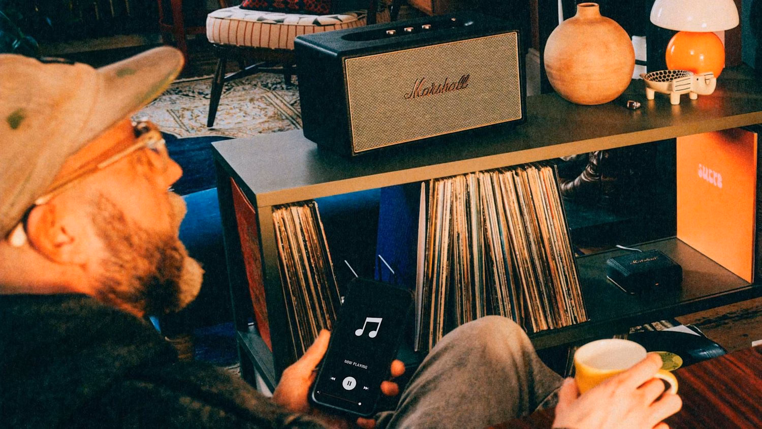 Управление Marshall Stanmore IV Black через приложение на смартфоне