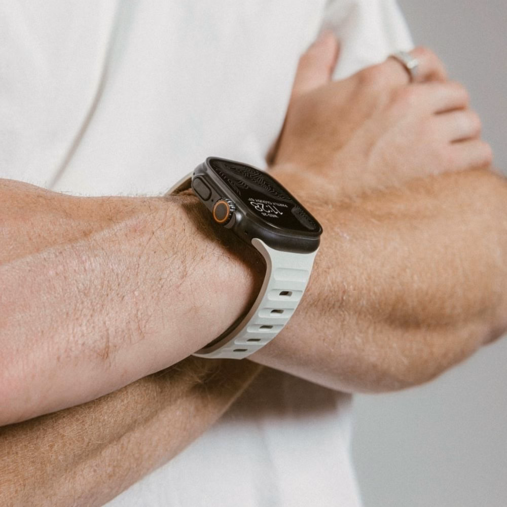 Спортивний силіконовий ремінець Nomad Sport Band White для Apple Watch Ultra на зап'ясті, вигляд збоку