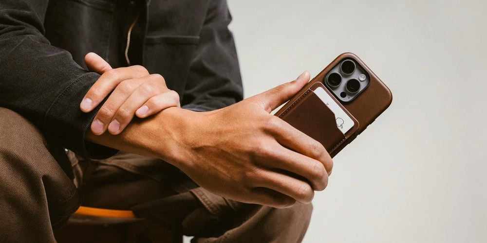 Гаманець Nomad Leather Mag Wallet Camino Brown на смартфоні в руці