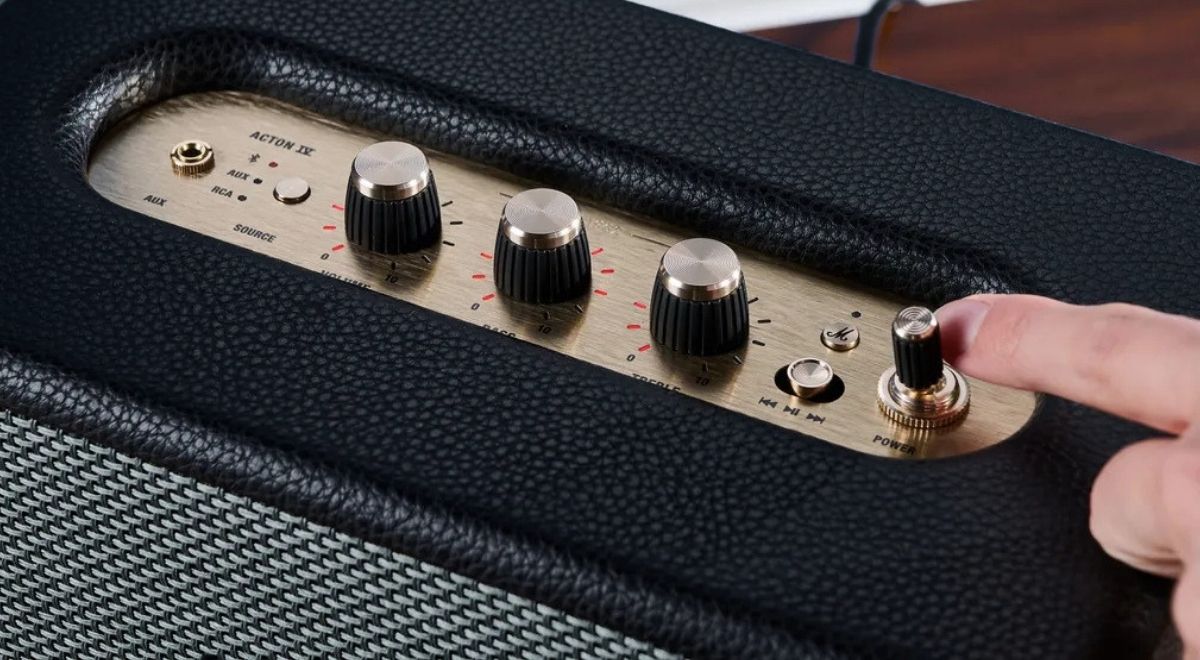 Латунні ручки керування Marshall крупним планом